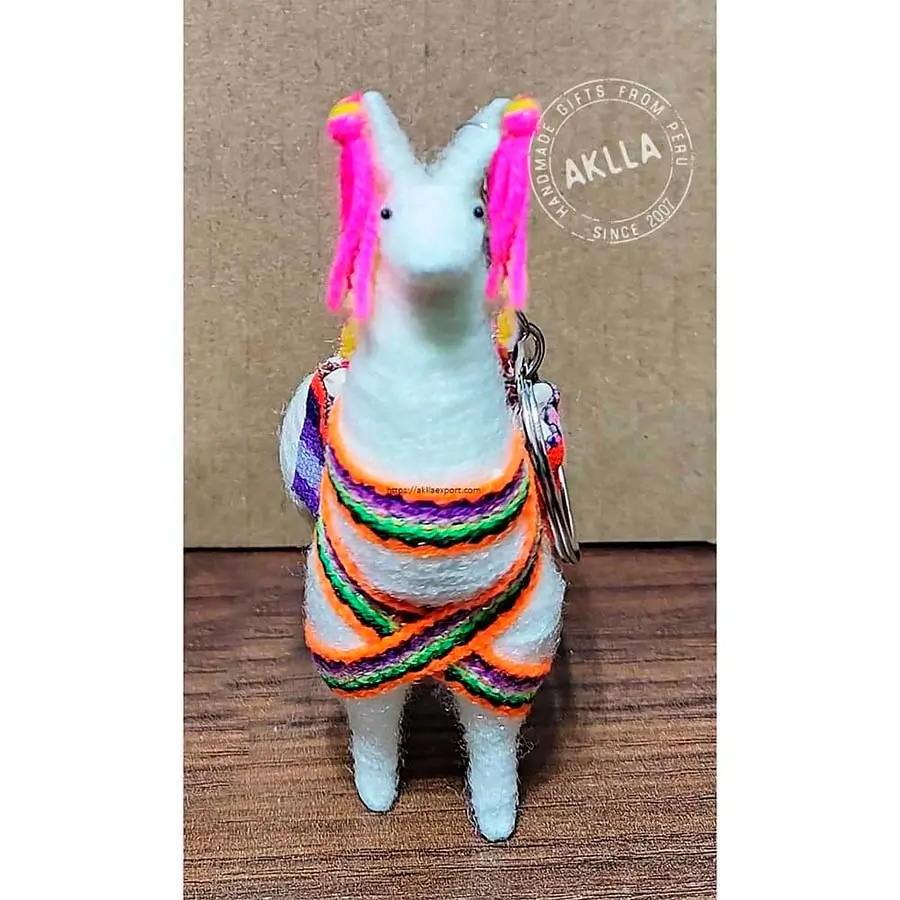 Llama Gifts – Handmade Llama Keychain Front View Handmade llama alpaca keychain from Peru – front view. Llama gifts.
