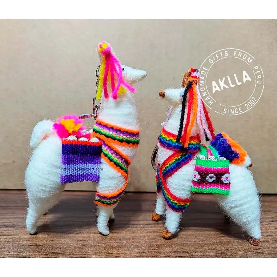 Llama Gifts – Llama Keychains Profile View Two handmade llama gifts, alpaca keychains from Peru facing each other – profile view.