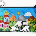 Lined Pencil Case with Fabric Applique. Patchwork Beautiful pencil case with fabric applications and embroidered by hand. They show scenes of everyday life representative scenes of country life. In assorted colors, lined with zipper.