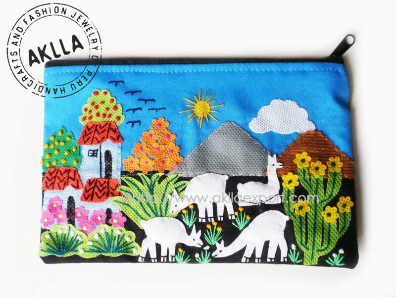Lined Pencil Case with Fabric Applique. Patchwork Beautiful pencil case with fabric applications and embroidered by hand. They show scenes of everyday life representative scenes of country life. In assorted colors, lined with zipper.